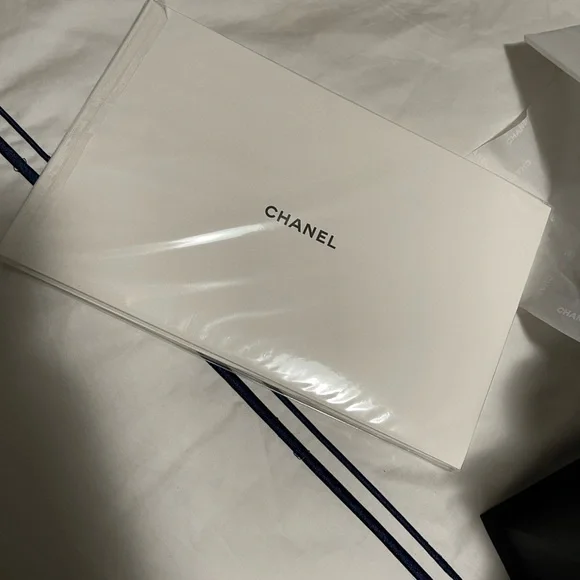 Authentic Chanel Timeless Classic Maxi DoubleFlap Caviar Leather w/Gold hardware - Picture 13 of 14